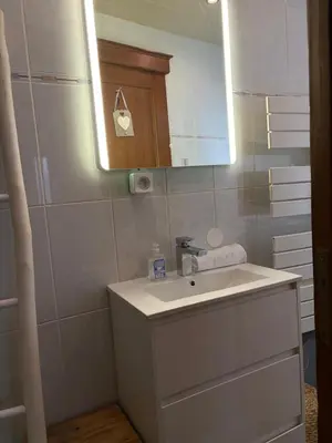Salle de bains dans l'établissement AUX DEUX CIGOGNES AMMERSCHWIHR