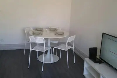 Télévision ou salle de divertissement dans l'établissement F3 lumineux & cosy au centre de Mulhouse