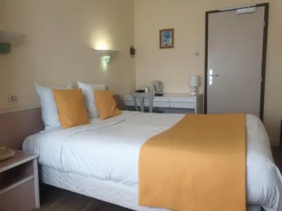 Un ou plusieurs lits dans un hébergement de l'établissement Hôtel Restaurant Aux Deux Roses