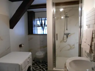 Salle de bains dans l'établissement Le Winzer