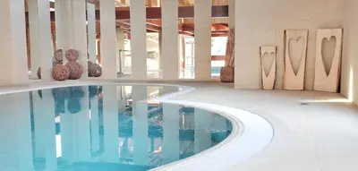 Piscine de l'établissement LE CLOS DES SOURCES Hôtel & Spa ou située à proximité