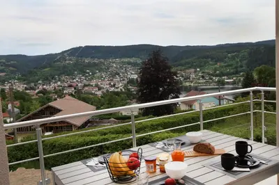 Vue générale sur la montagne ou vue sur la montagne depuis le chalet