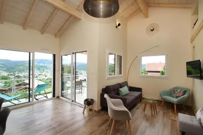 Télévision ou salle de divertissement dans l'établissement Le Balcon des Lumières