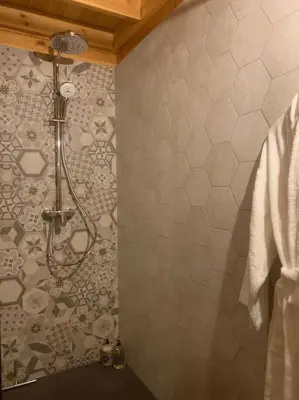 Salle de bains dans l'établissement Chalet Le Familial - SPA & SAUNA - Serviettes - Peignoirs - Lits faits - Ménage inclus