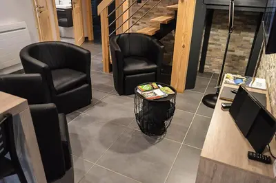 Télévision ou salle de divertissement dans l'établissement Chalet Les Camélias SPA