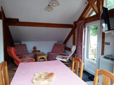 Coin salon dans l'établissement Au grenier du lac