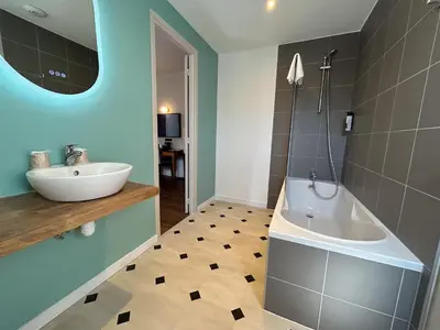 Salle de bains dans l'établissement Hotel de la Bourse, Mulhouse Gare, Sure Hotel Collection by Best Western
