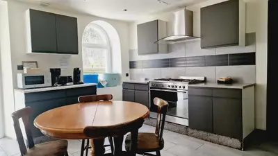 Cuisine ou kitchenette dans l'établissement Gitedaval Maison de maître & spa