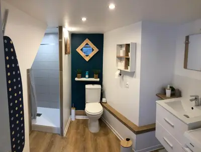 Salle de bains dans l'établissement Gîte Chez Mathilde - hébergement de charme alliant cachet et modernité à 5 minutes de Colmar