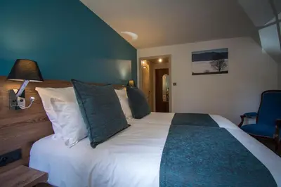 Télévision ou salle de divertissement dans l'établissement Hôtel De La Couronne