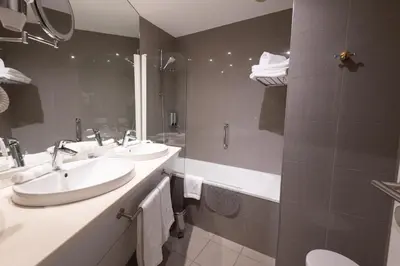Salle de bains dans l'établissement Grand Hôtel Du Tonneau D'Or