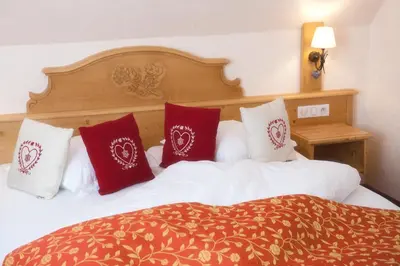 Un ou plusieurs lits dans un hébergement de l'établissement Logis Auberge Du Mehrbachel - Hôtel & Restaurant