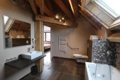 Salle de bains dans l'établissement Les Loges Du Parc