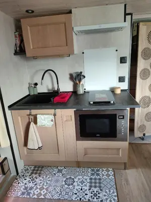 Cuisine ou kitchenette dans l'établissement Les abris de la hulotte