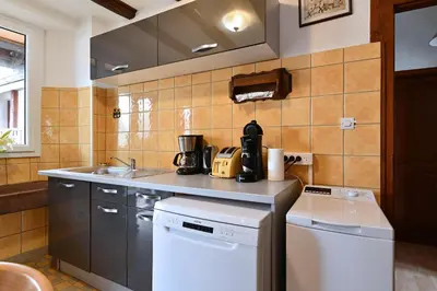 Cuisine ou kitchenette dans l'établissement Gîte Le Merle 90m2 près de la route des vins