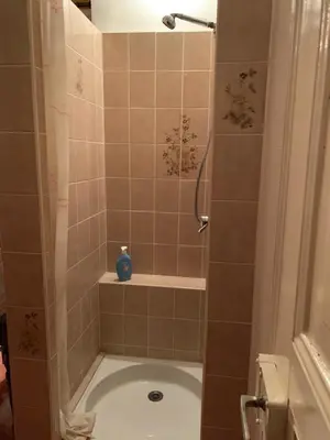 Salle de bains dans l'établissement Chambre Gentiane 2 à 3 personnes wifi sdb partagée