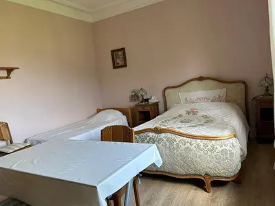 Un ou plusieurs lits dans un hébergement de l'établissement Chambre Gentiane 2 à 3 personnes wifi sdb partagée
