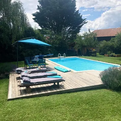 Piscine de l'établissement Un petit nid dans la verdure ou située à proximité