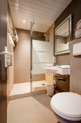 Salle de bains dans l'établissement Kyriad Montbeliard Sochaux