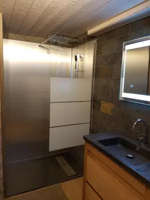 Cuisine ou kitchenette dans l'établissement La Pinéguette maison 12 personnes spa 6 pers décoration chalet sauna 4 pers