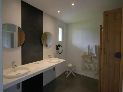 Salle de bains dans l'établissement San-Val' Eau