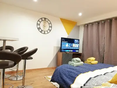 Télévision ou salle de divertissement dans l'établissement LUCKY PLACE - PARKING - CENTRE - BALCON