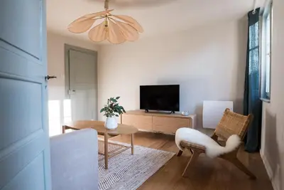Télévision ou salle de divertissement dans l'établissement Le cocon de Jules