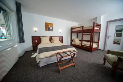 Un ou plusieurs lits dans un hébergement de l'établissement Logis Hôtel & Restaurant Au Lion d'Or