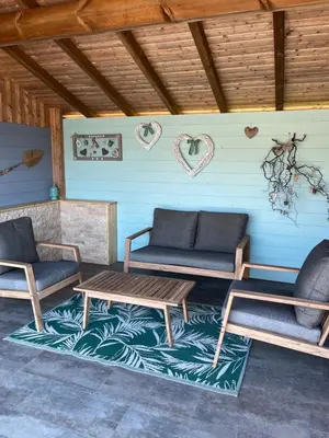 Coin salon dans l'établissement Chalet avec Jacuzzi et Piscine, déco soignée esprit cocooning