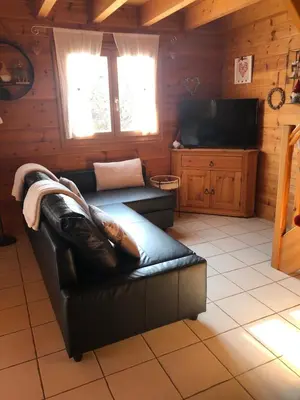 Télévision ou salle de divertissement dans l'établissement Chalet avec Jacuzzi et Piscine, déco soignée esprit cocooning