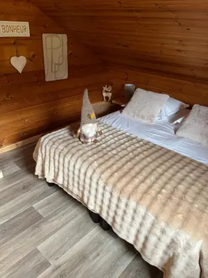Un ou plusieurs lits dans un hébergement de l'établissement Chalet avec Jacuzzi et Piscine, déco soignée esprit cocooning