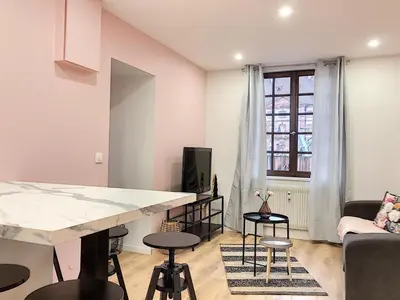 Télévision ou salle de divertissement dans l'établissement LOVELY COLMAR