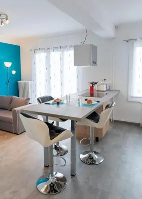 Cuisine ou kitchenette dans l'établissement Appart'Hôtel de la Gare