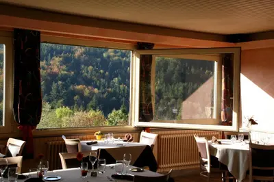 Vue générale sur la montagne ou vue sur la montagne depuis l'hôtel