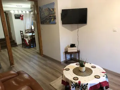 Télévision ou salle de divertissement dans l'établissement Gîte de l'Est 1