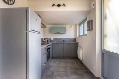 Cuisine ou kitchenette dans l'établissement Le 21 -GregIMMO-Appart'Hôtel