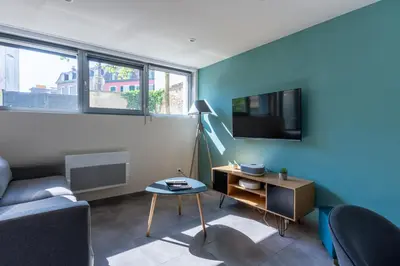 Télévision ou salle de divertissement dans l'établissement Le 21 -GregIMMO-Appart'Hôtel