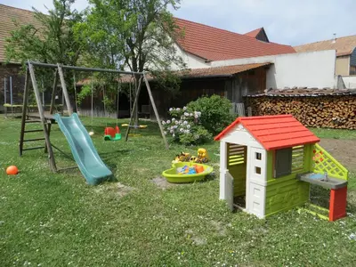 Aire de jeux pour enfants de l'établissement Le 128, duplex alsacien 10 personnes, piscine