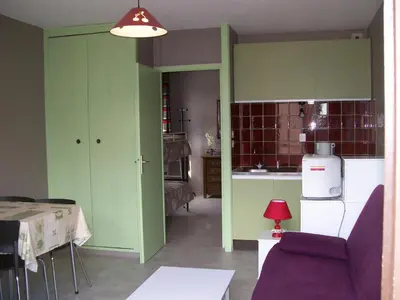 Salle de bains dans l'établissement studio ensoleillé