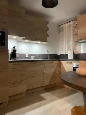 Cuisine ou kitchenette dans l'établissement Gîte Les Lilas