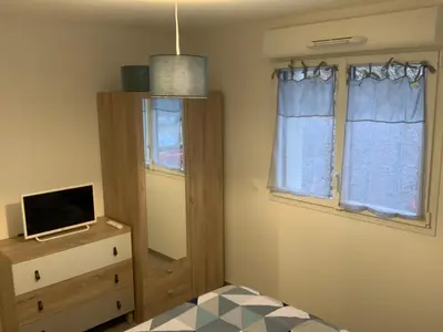 Télévision ou salle de divertissement dans l'établissement Les balcons de la haie griselle