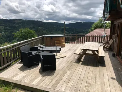 Vue générale sur la montagne ou vue sur la montagne depuis le chalet