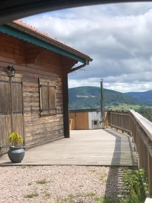 Vue générale sur la montagne ou vue sur la montagne depuis le chalet