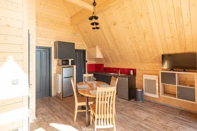Cuisine ou kitchenette dans l'établissement Chalets Na'Thur lodge