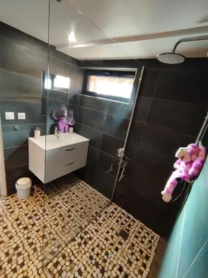 Salle de bains dans l'établissement Le Ptit Lou