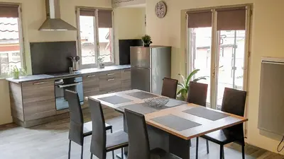 Cuisine ou kitchenette dans l'établissement Le Familial
