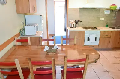 Cuisine ou kitchenette dans l'établissement Pâquerettes - Maison avec Jardin et Parking