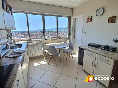 Cuisine ou kitchenette dans l'établissement Bel appartement avec vue splendide sur toute la ville de Colmar - Parking gratuit