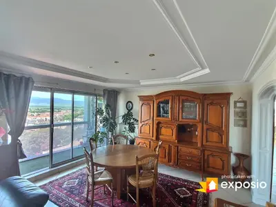 Coin salon dans l'établissement Bel appartement avec vue splendide sur toute la ville de Colmar - Parking gratuit