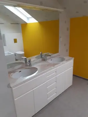 Salle de bains dans l'établissement Chez Georges et Colette